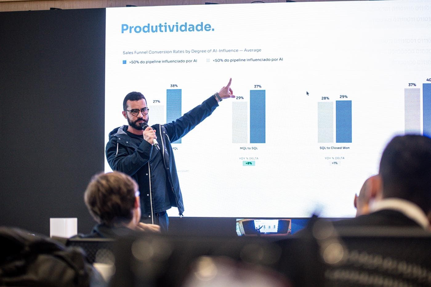 Palestra sobre produtividade com IA em um evento newhack