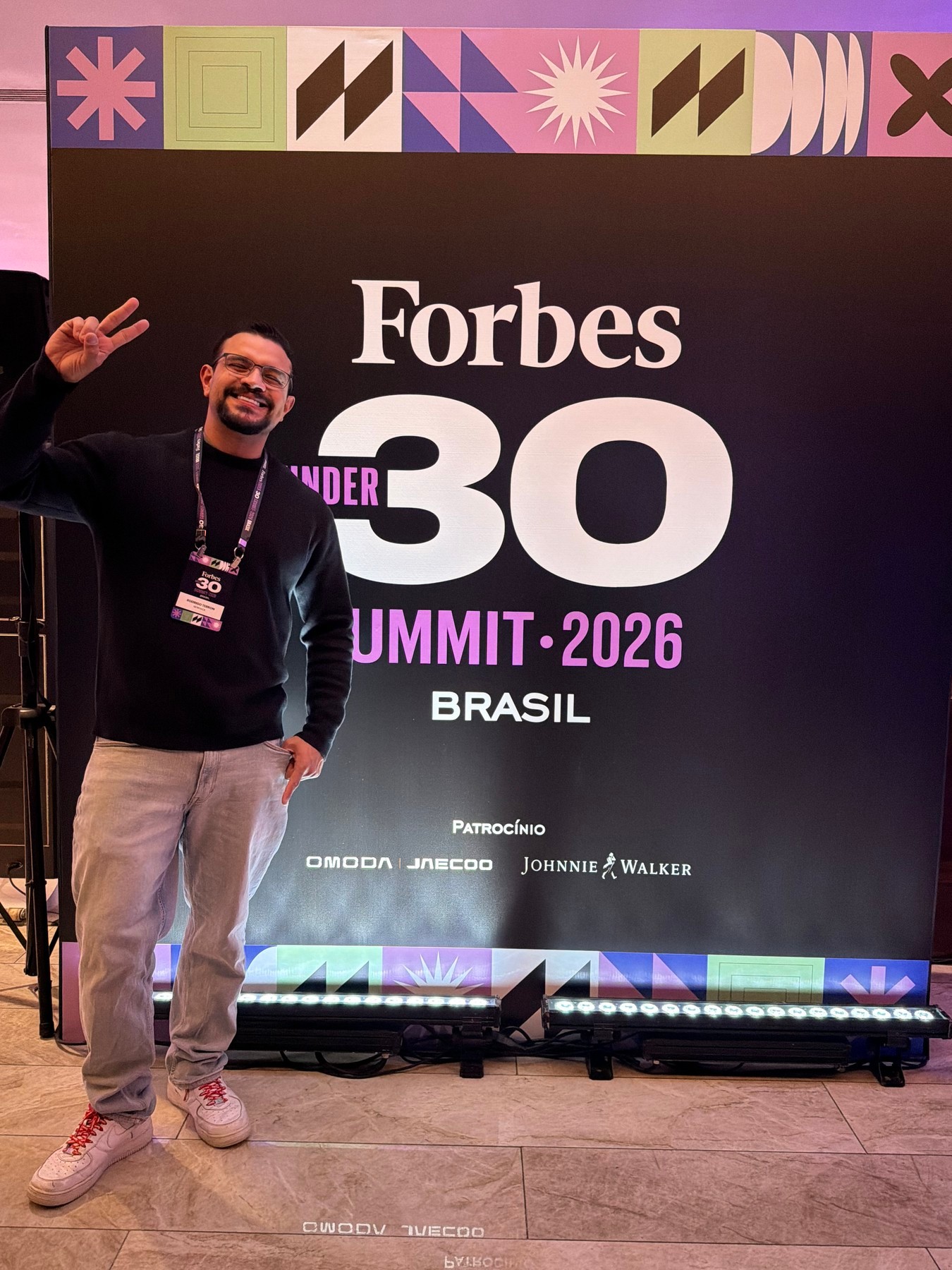 Rodrigo Terron diante do backdrop do Forbes Under 30 Summit Brasil 2026.