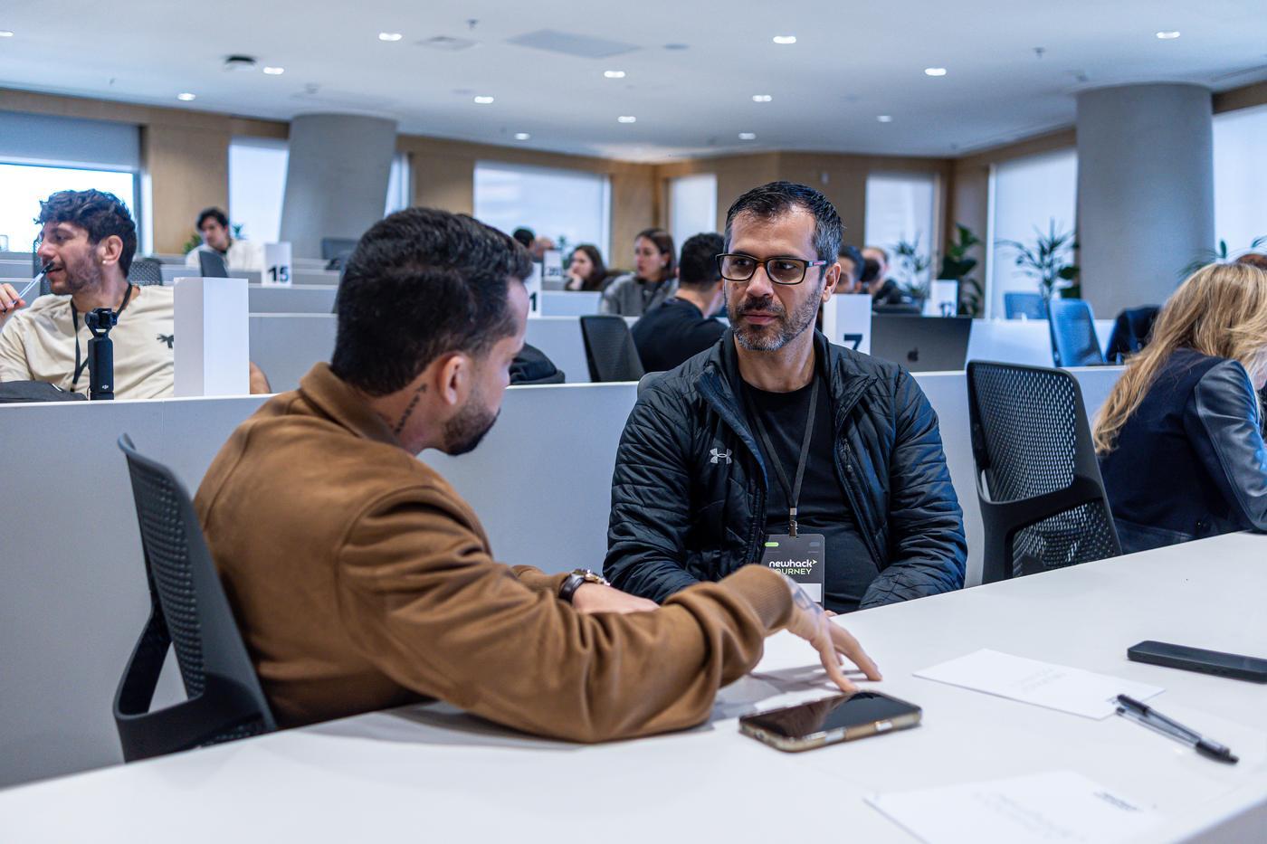 Founder e mentor em uma conversa individual no NewHack Journey