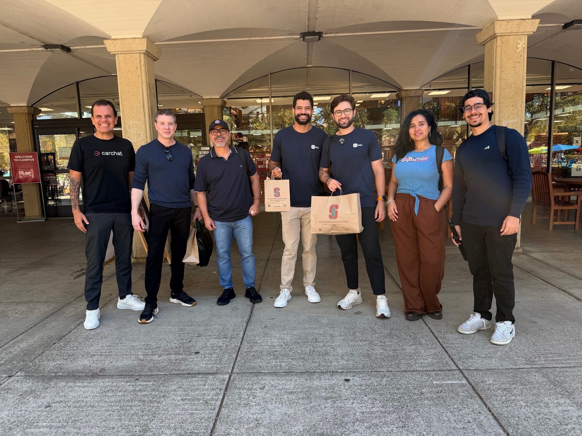 Participantes da missão NewHack reunidos no campus de Stanford, em outubro de 2026