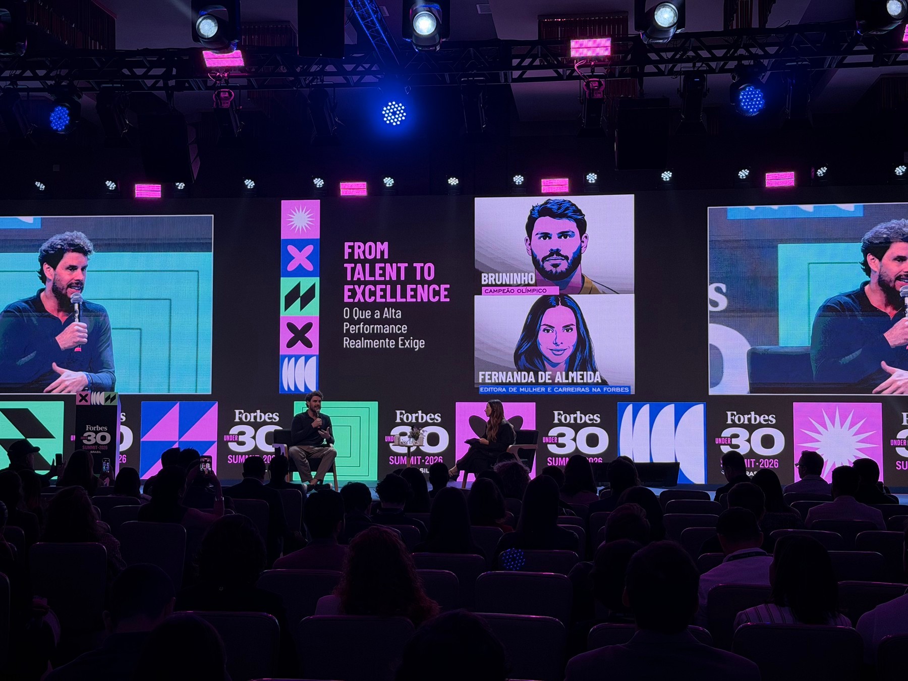 Bruninho e Fernanda Almeida no palco identificado como From Talent to Excellence.