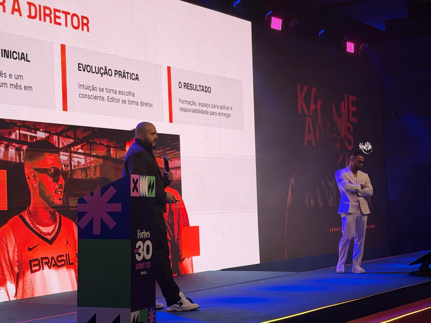 Apresentação de KondZilla e Kaique Alves no palco, com o percurso de editor a diretor no telão.