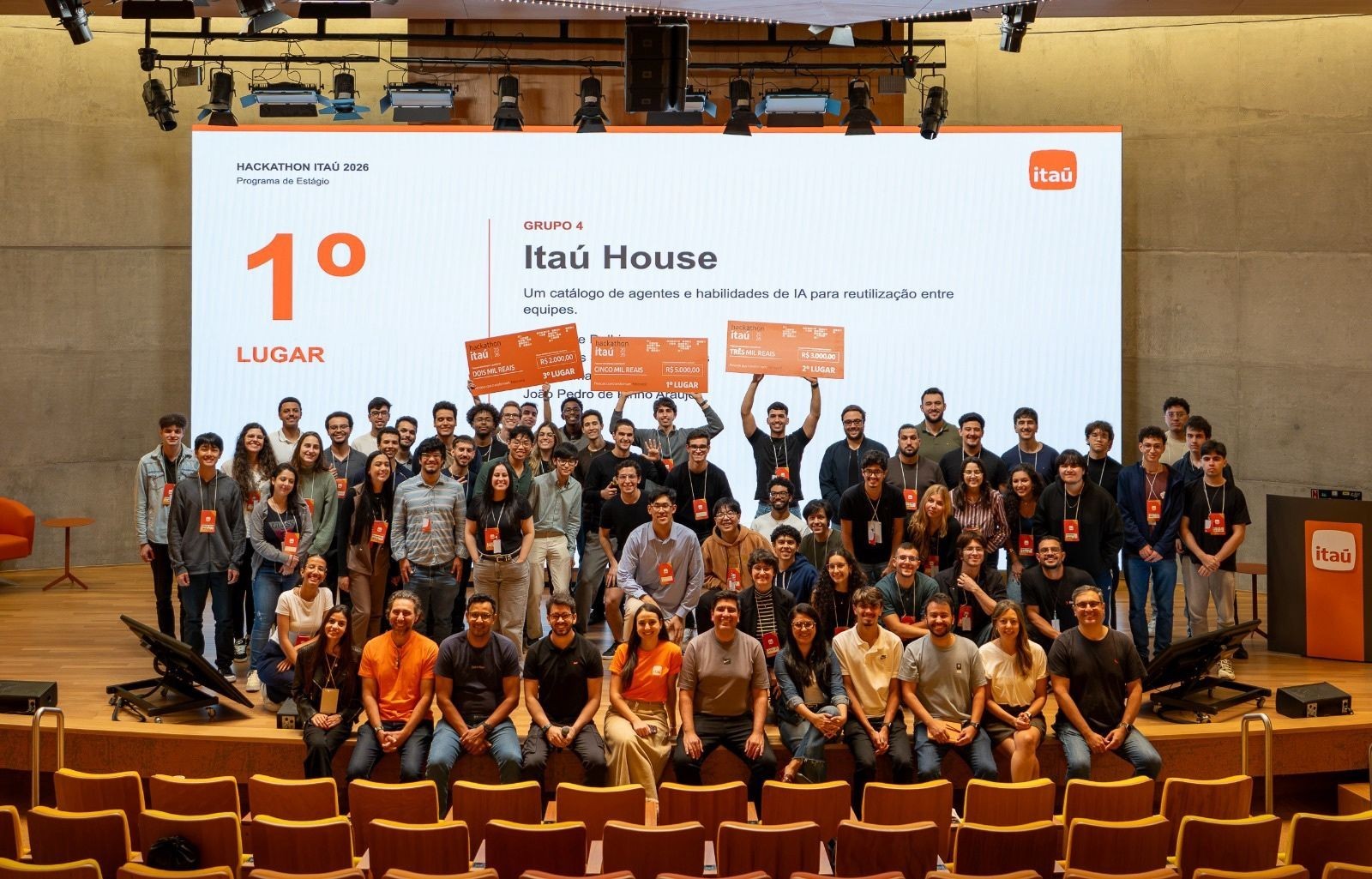Registro coletivo no encerramento do Hackathon Itaú 2026, do programa de estágio, com apoio da NewHack