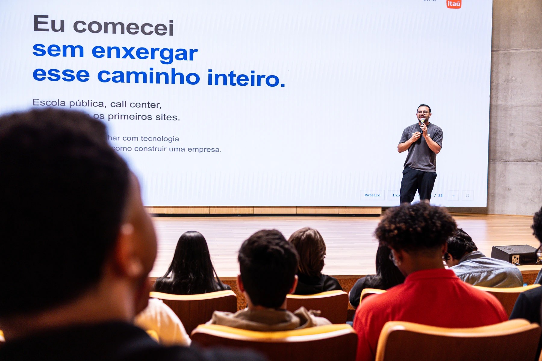 Rodrigo Terron no palco do Itaú, falando sobre sua trajetória e os hackathons