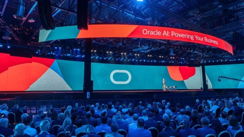 Palco da keynote Oracle AI World com a mensagem Oracle AI: Powering Your Business e público no auditório.