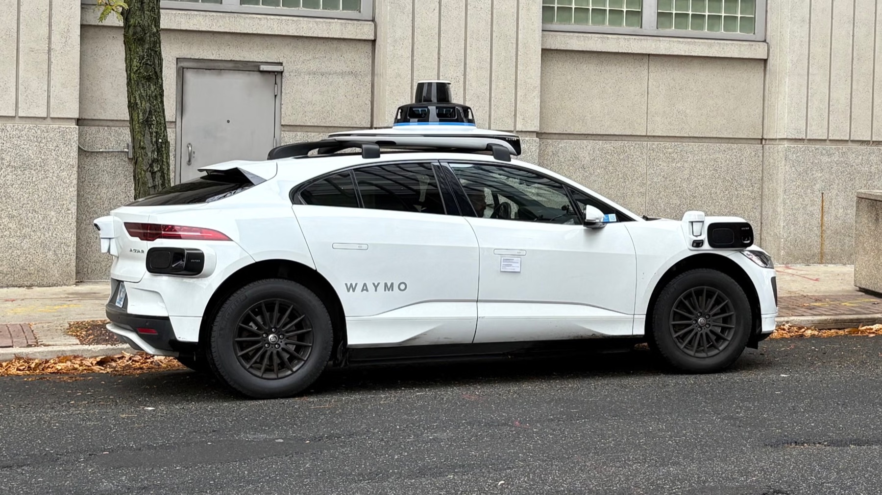 Veículo Waymo em uma rua, em imagem fornecida por Rodrigo