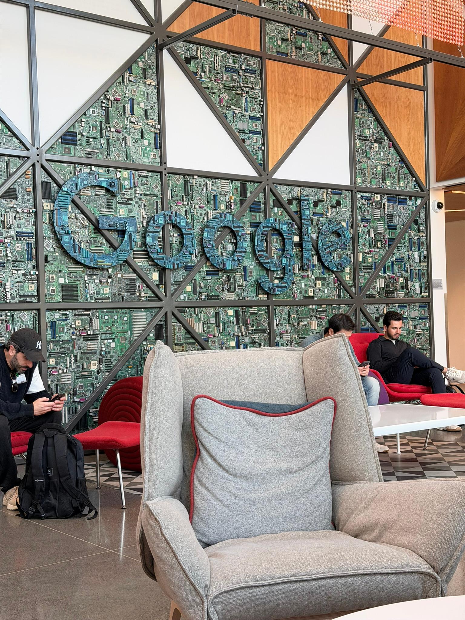 Parede com a marca Google em placas de circuito, durante uma visita da NewHack