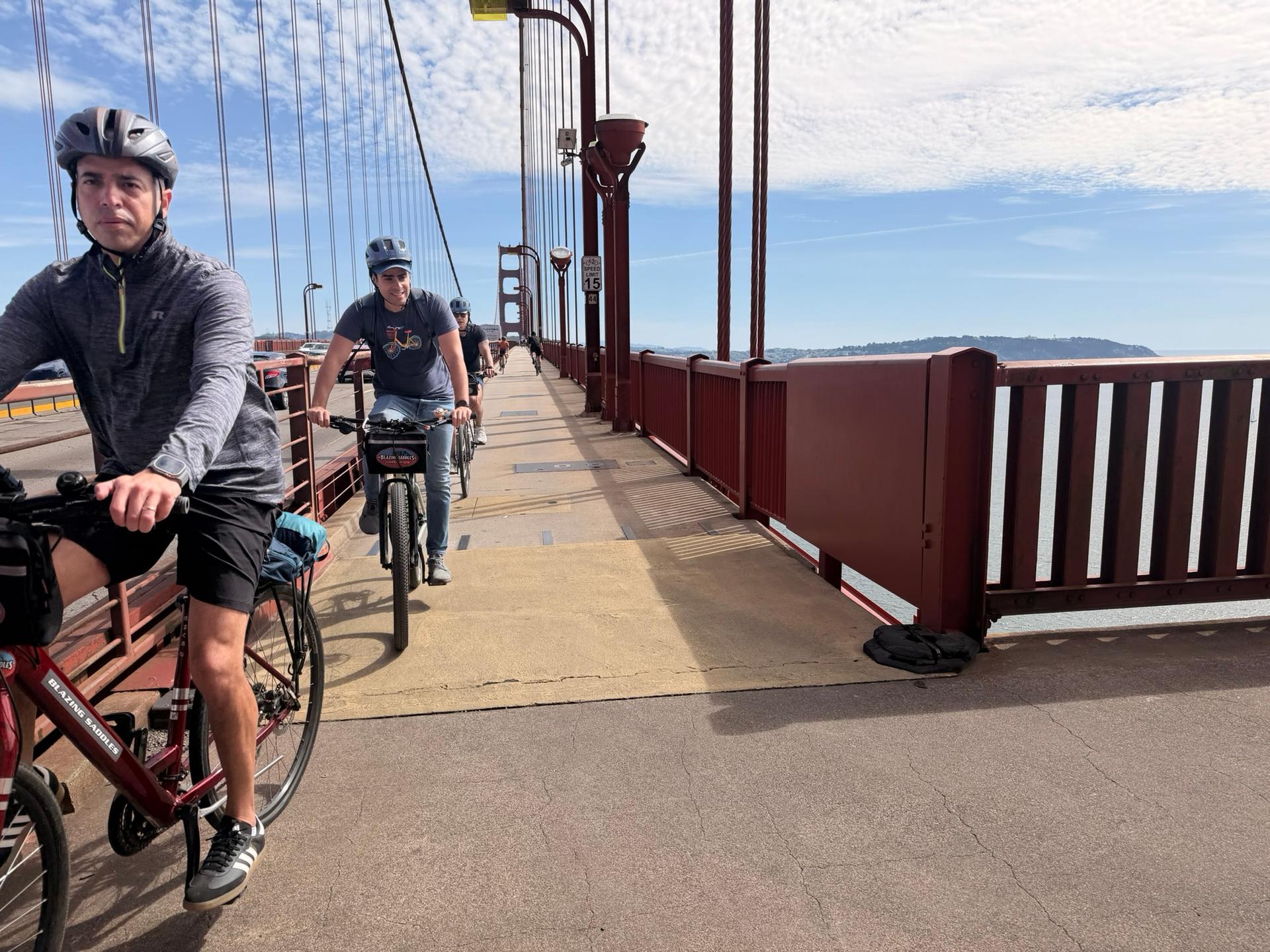 Participantes da missão NewHack pedalando na Golden Gate