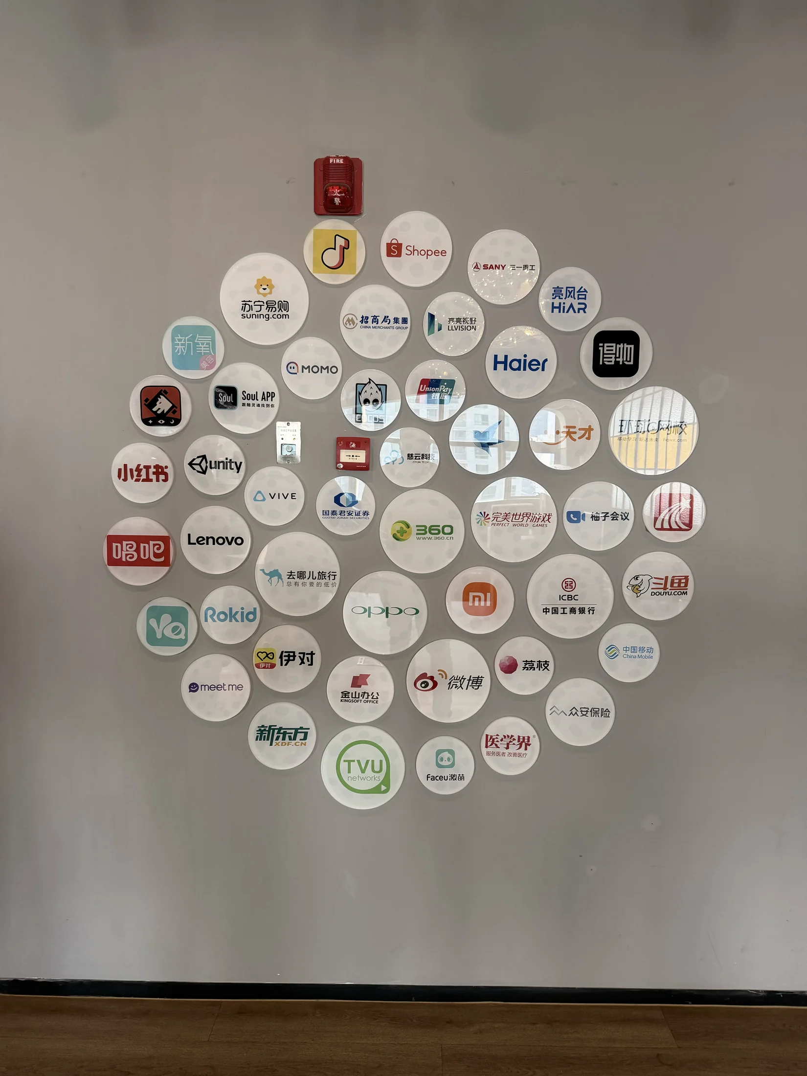 Painel com marcas exibido no escritório visitado.