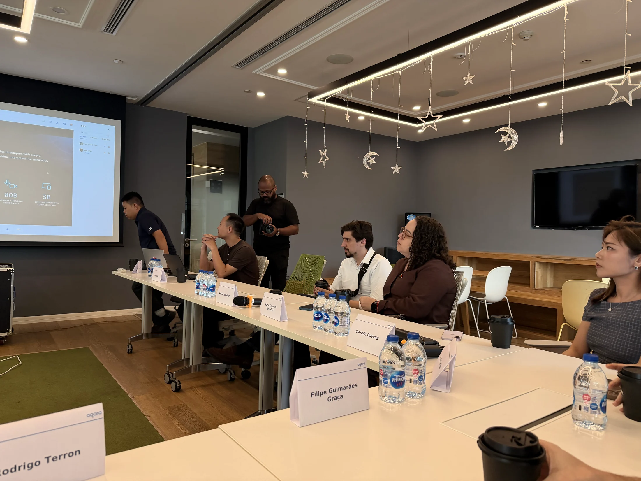 Participantes do grupo durante as perguntas da reunião.
