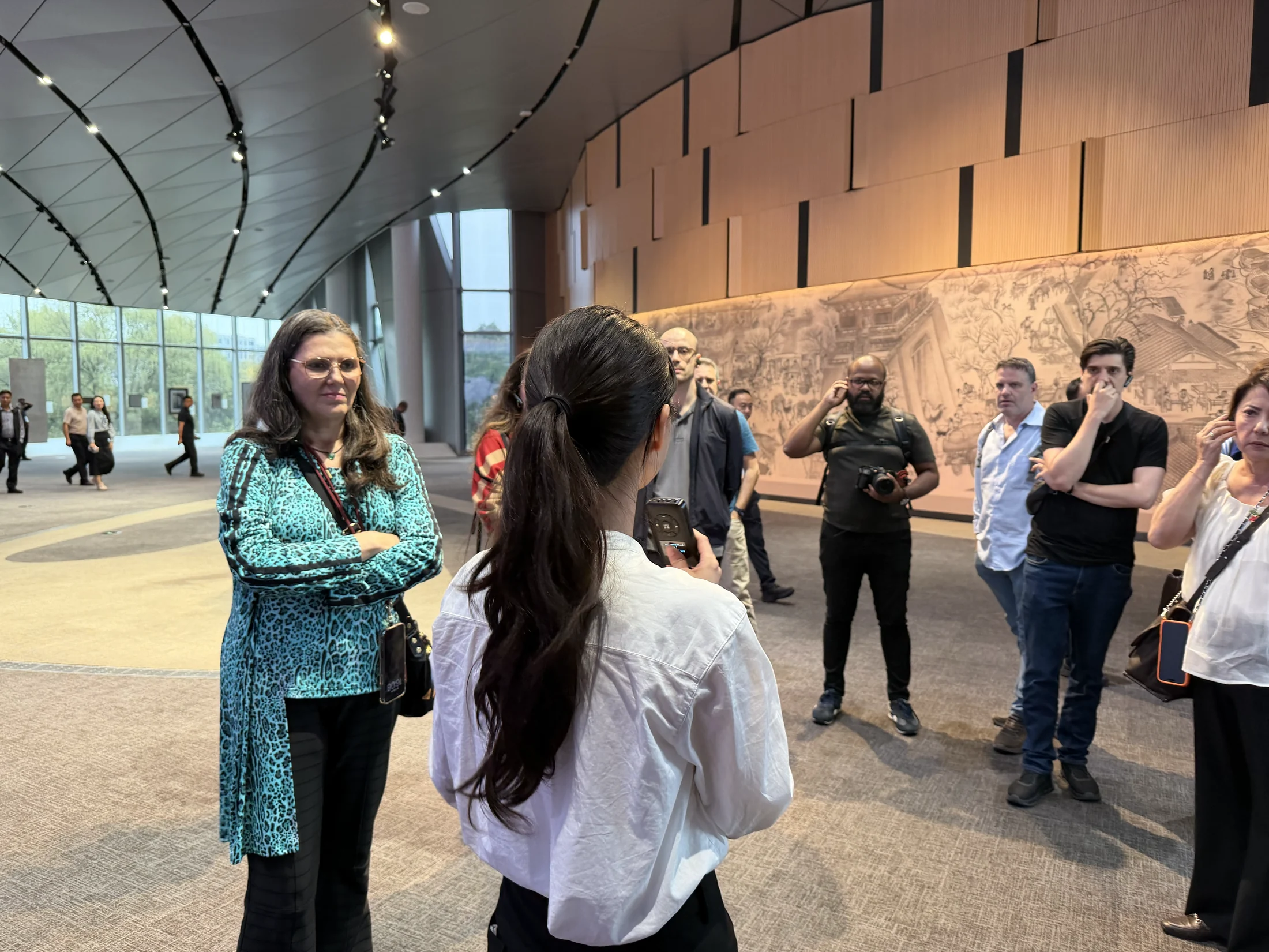 Grupo reunido durante a apresentação no espaço de visitas.