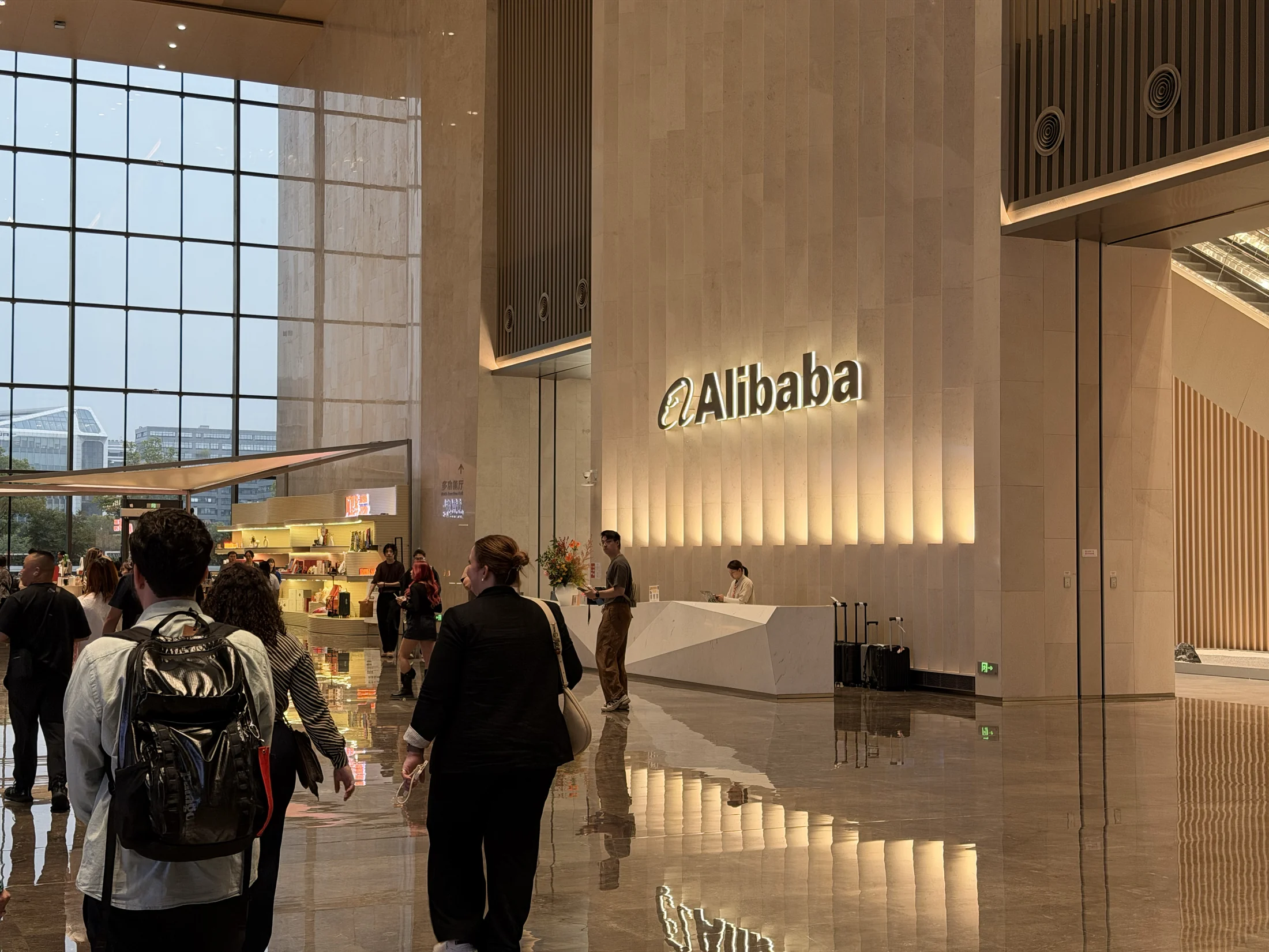 Recepção da Alibaba durante a passagem do grupo.
