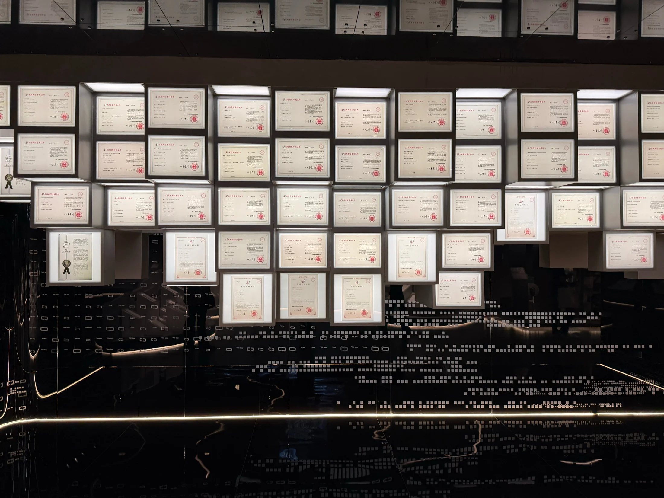 Parede de certificados na seção de tecnologia do museu.