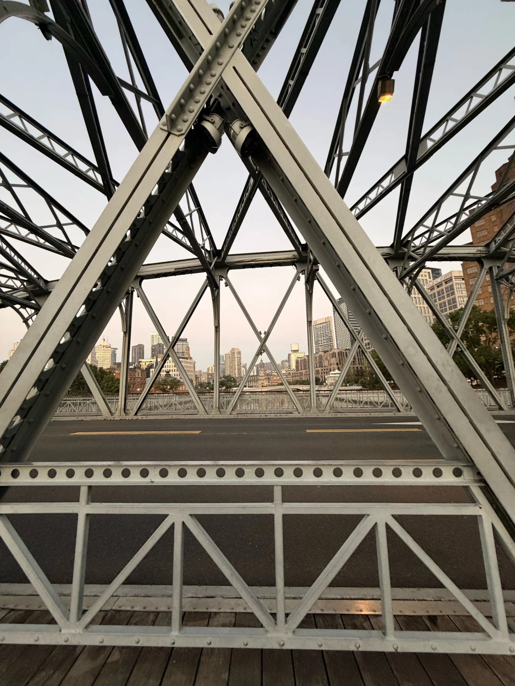 Estrutura de uma ponte durante a caminhada.