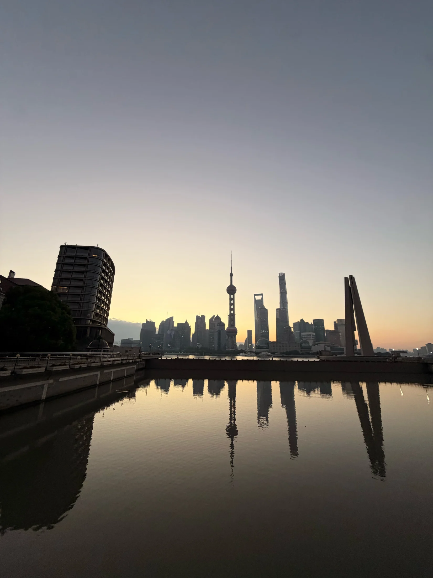 A cidade e seus reflexos no início do dia.