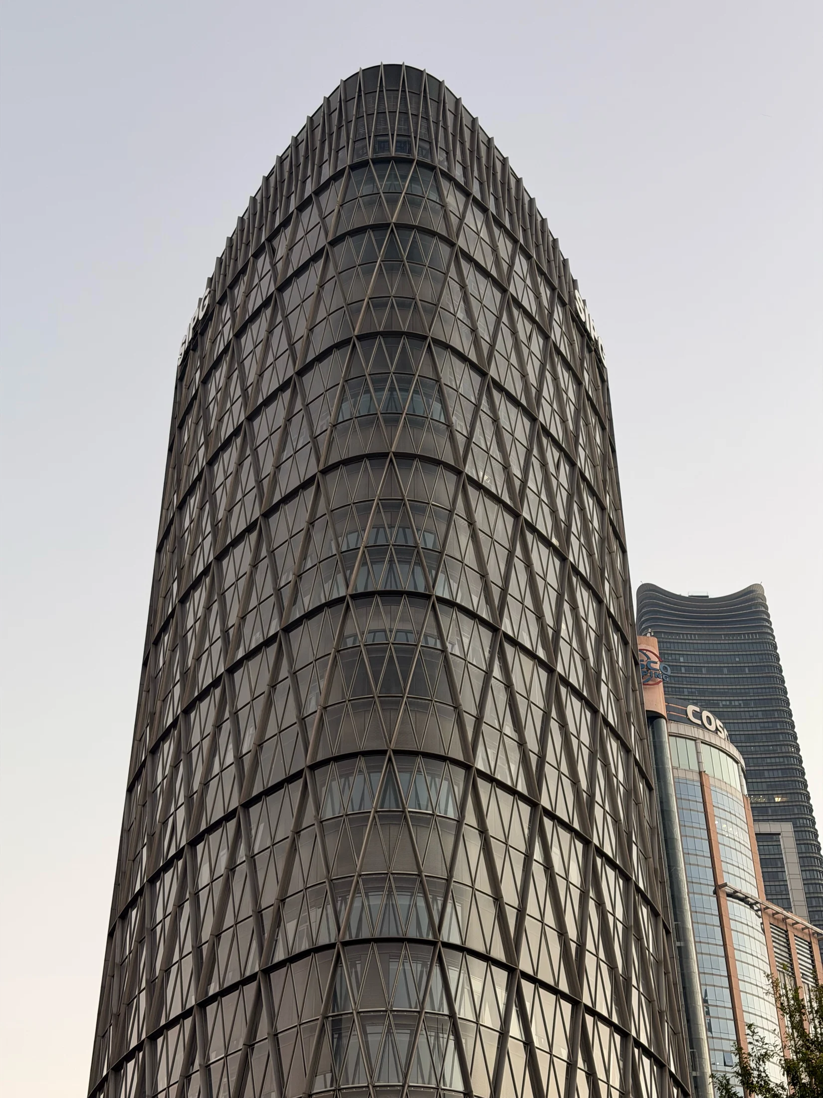 Geometria e fachada de um edifício durante o percurso.