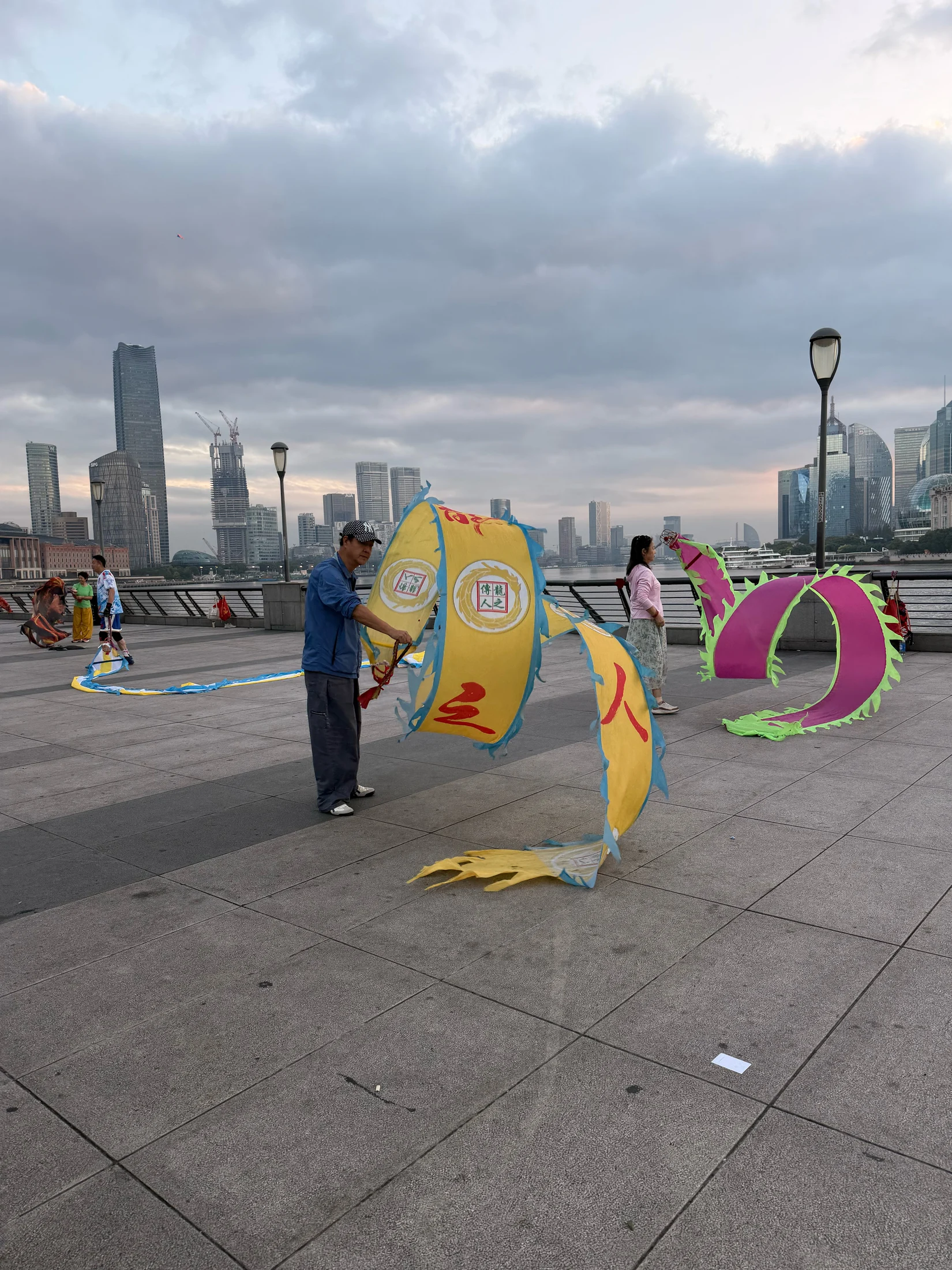 Atividade com fitas coloridas na margem do rio.