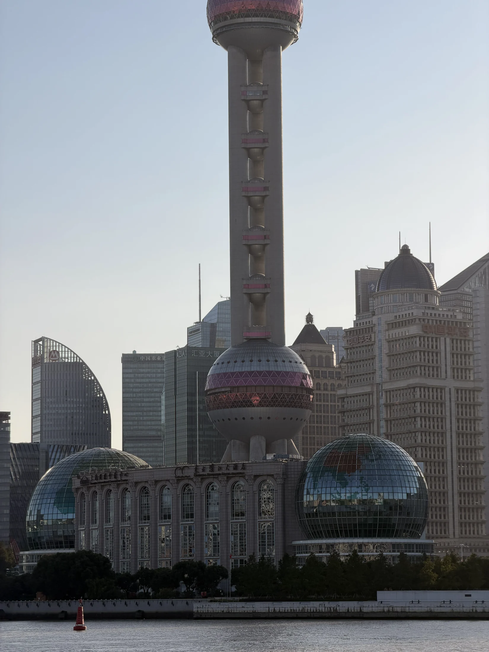 Detalhes da torre e dos edifícios junto ao rio, em Xangai.