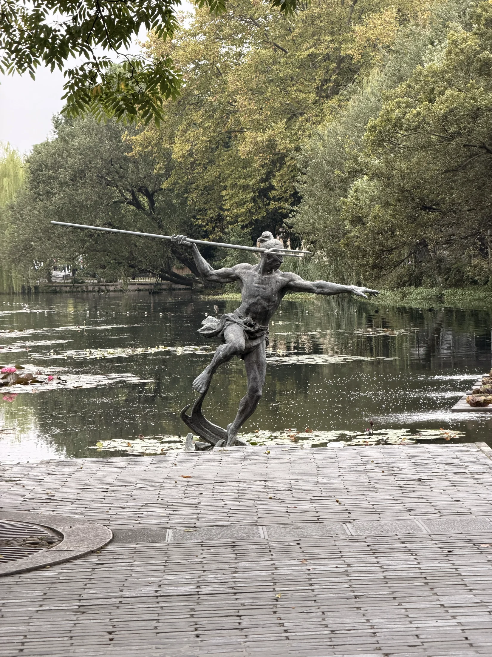 Escultura junto à água e à vegetação durante o percurso pela cidade.