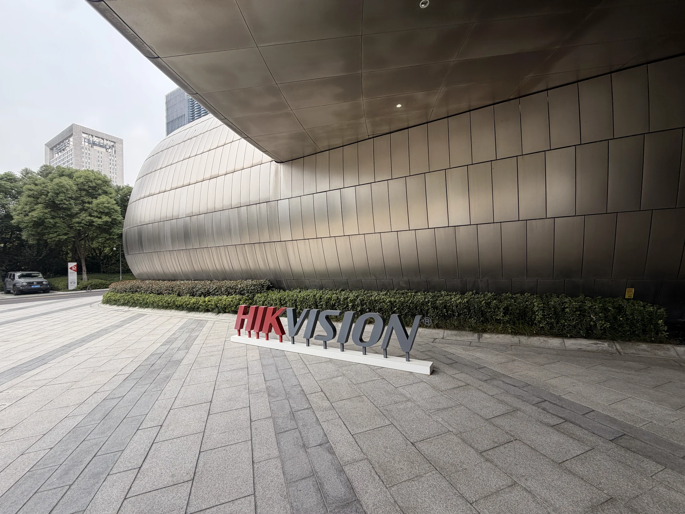 Fachada da Hikvision em Hangzhou, na chegada à visita.