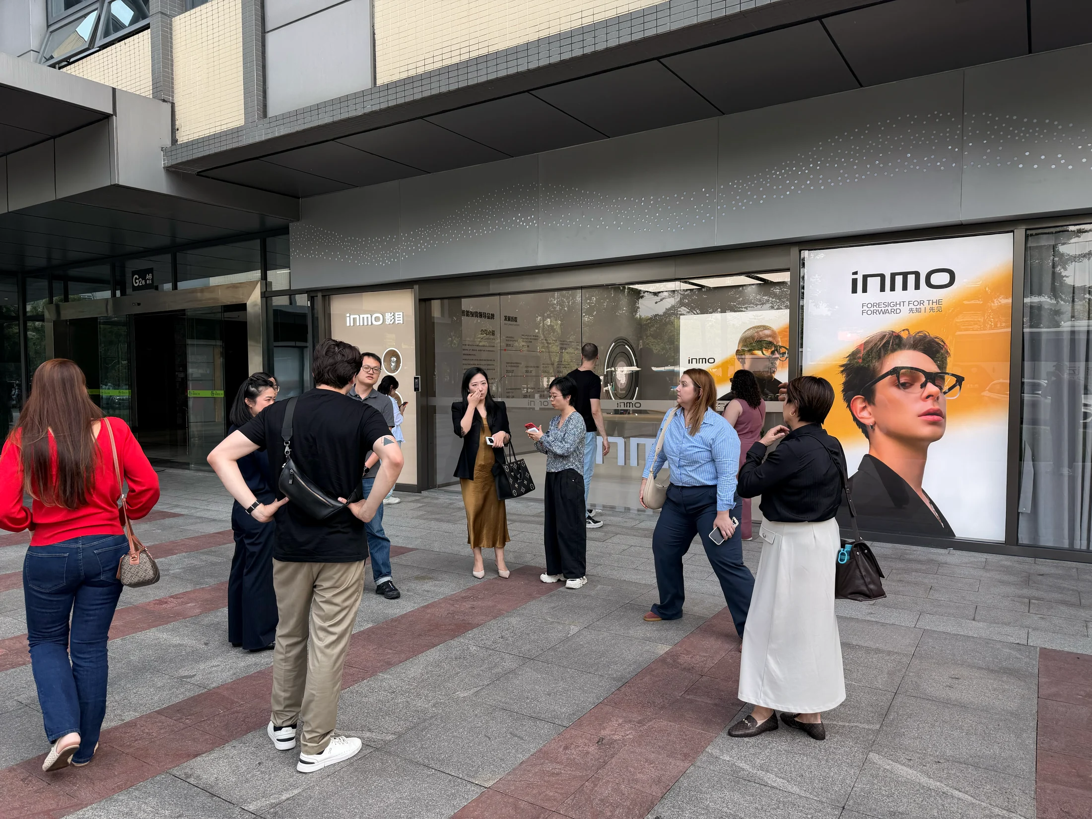Chegada do grupo à INMO, diante da fachada da empresa.