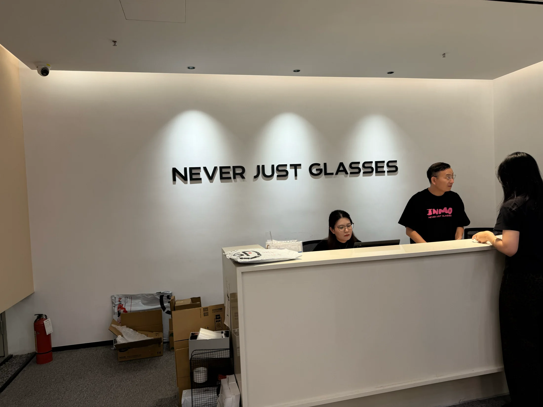 Recepção da INMO com a frase “Never just glasses”.