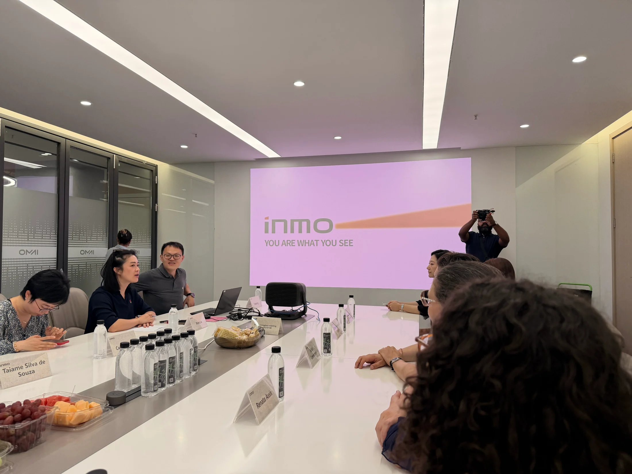 Apresentação e conversa com o grupo durante a visita à INMO.