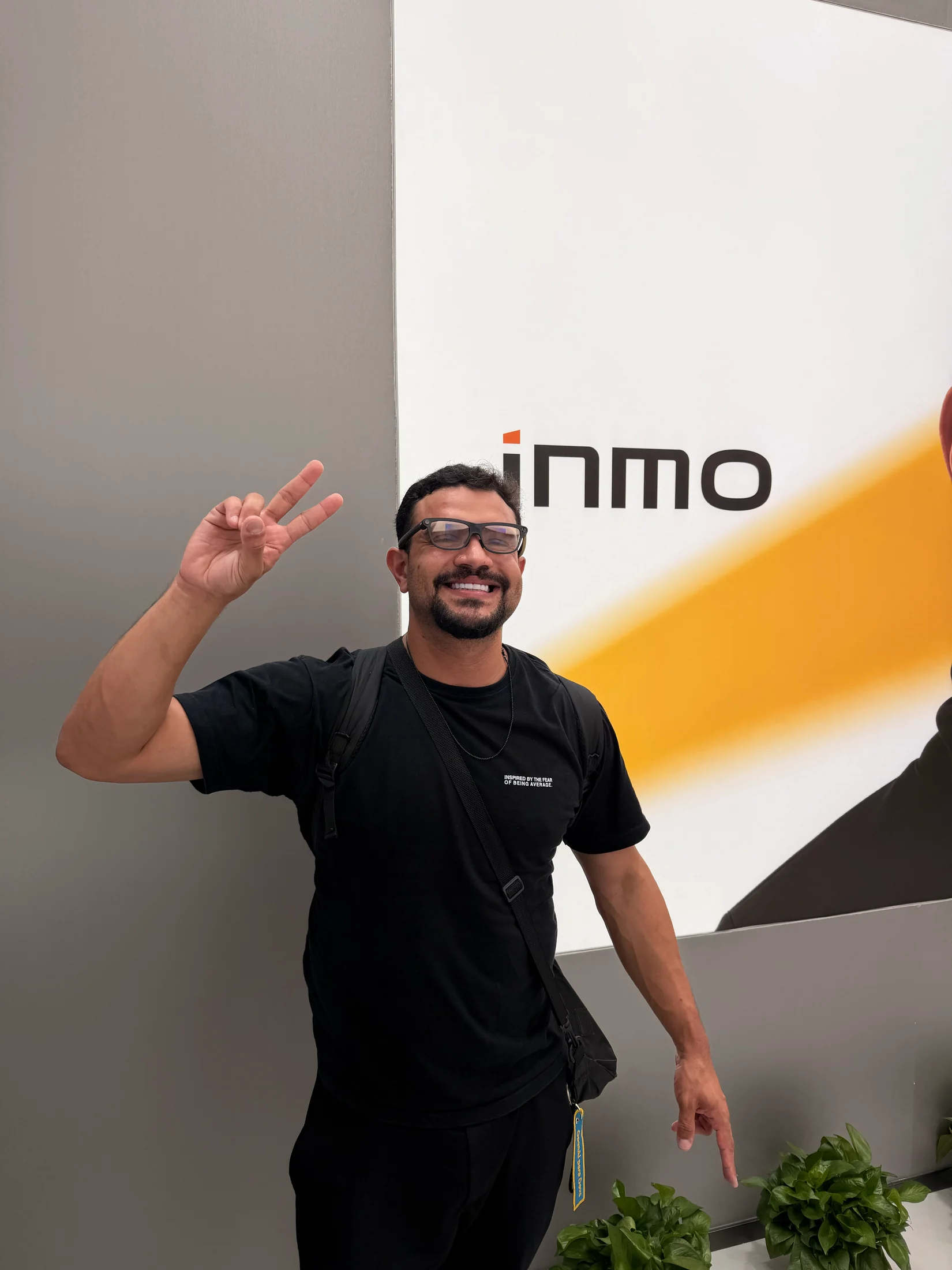 Participante do grupo usando óculos durante a visita à INMO.