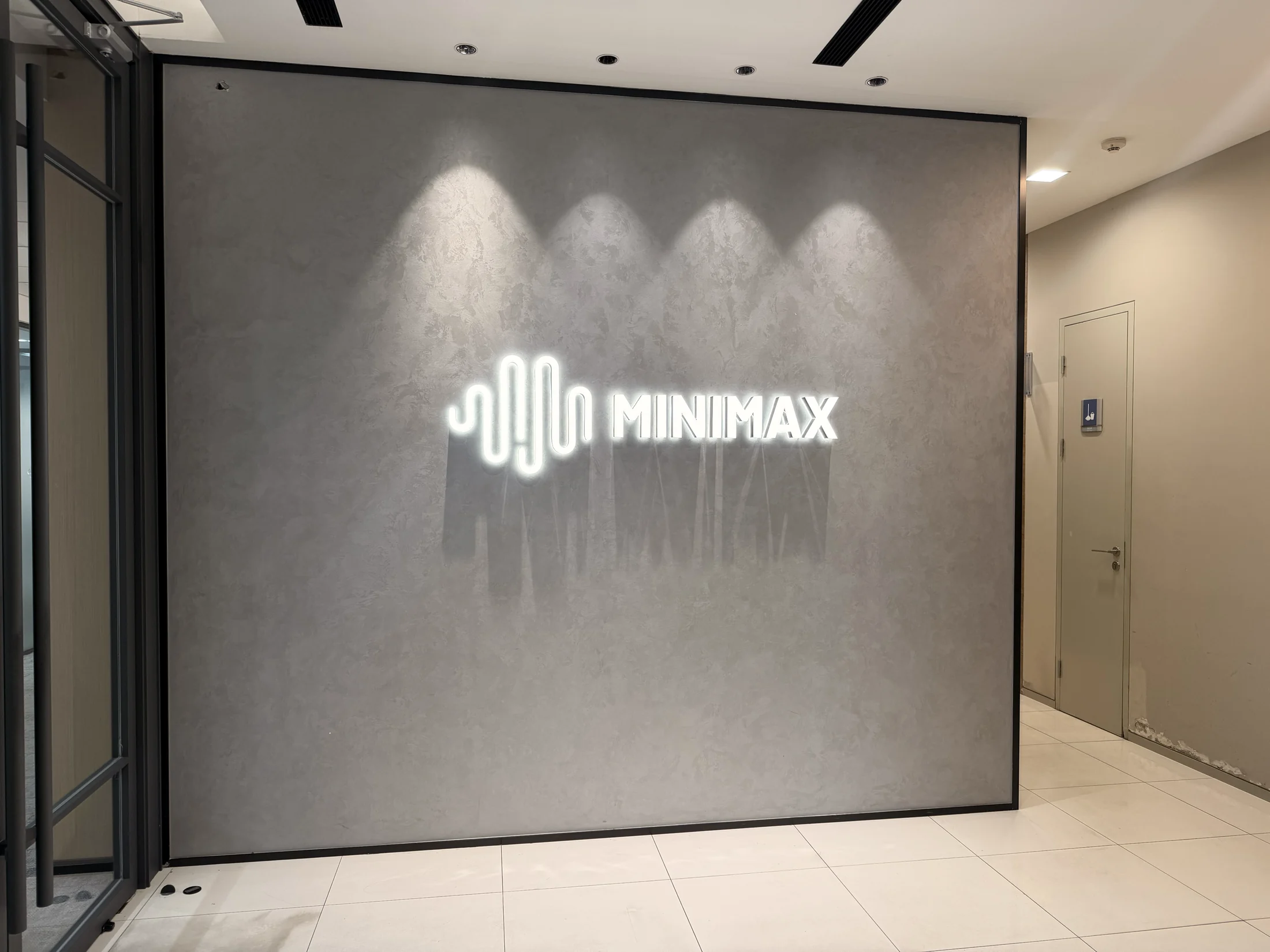 Logo da MiniMax na entrada do escritório.