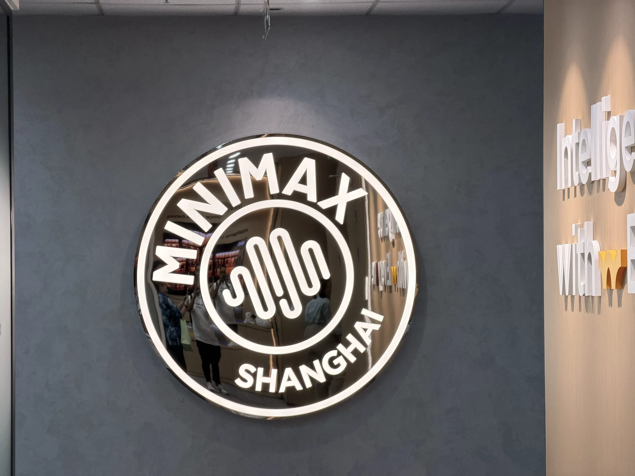 Emblema MiniMax Shanghai no espaço visitado.