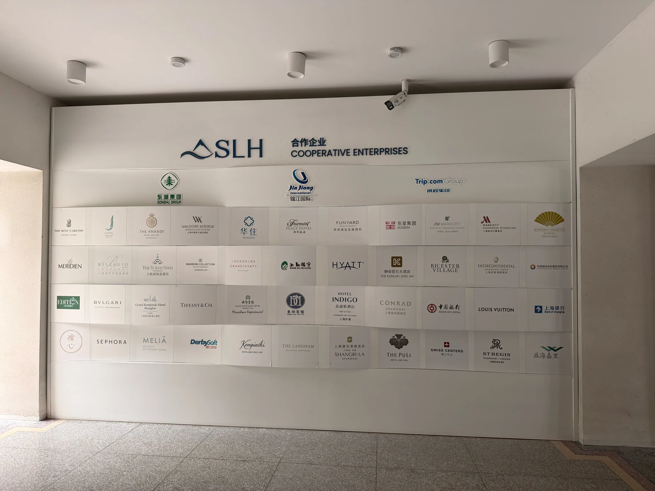 Painel de empresas exposto no campus.