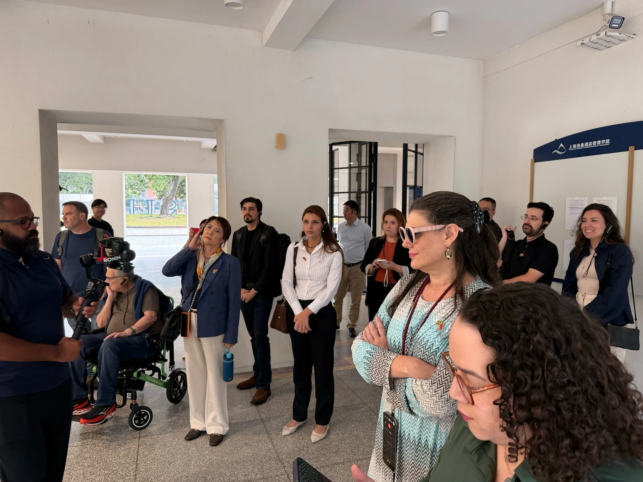 Participantes acompanhando a apresentação dos espaços.
