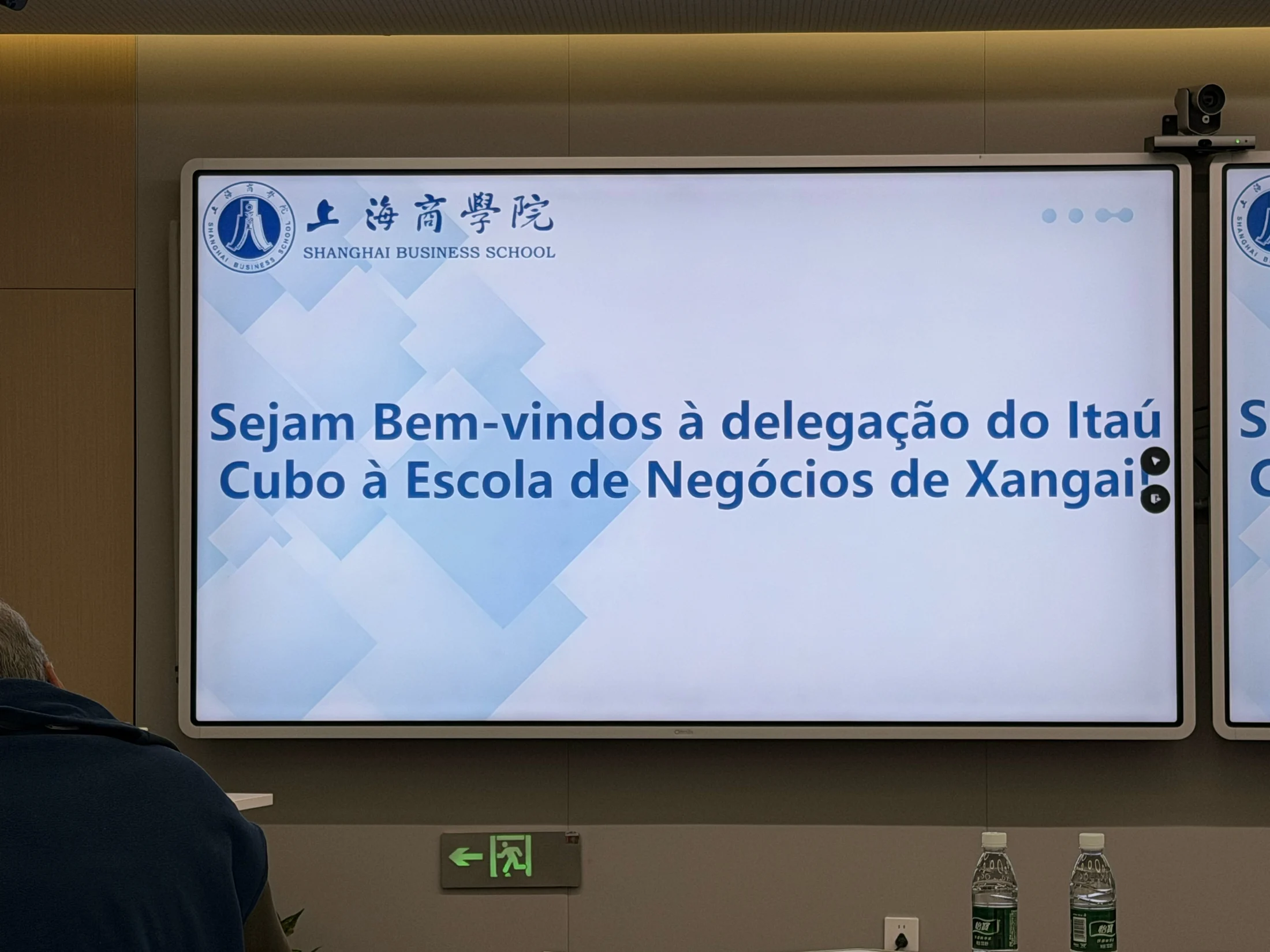 Mensagem de recepção à delegação do Itaú e Cubo.