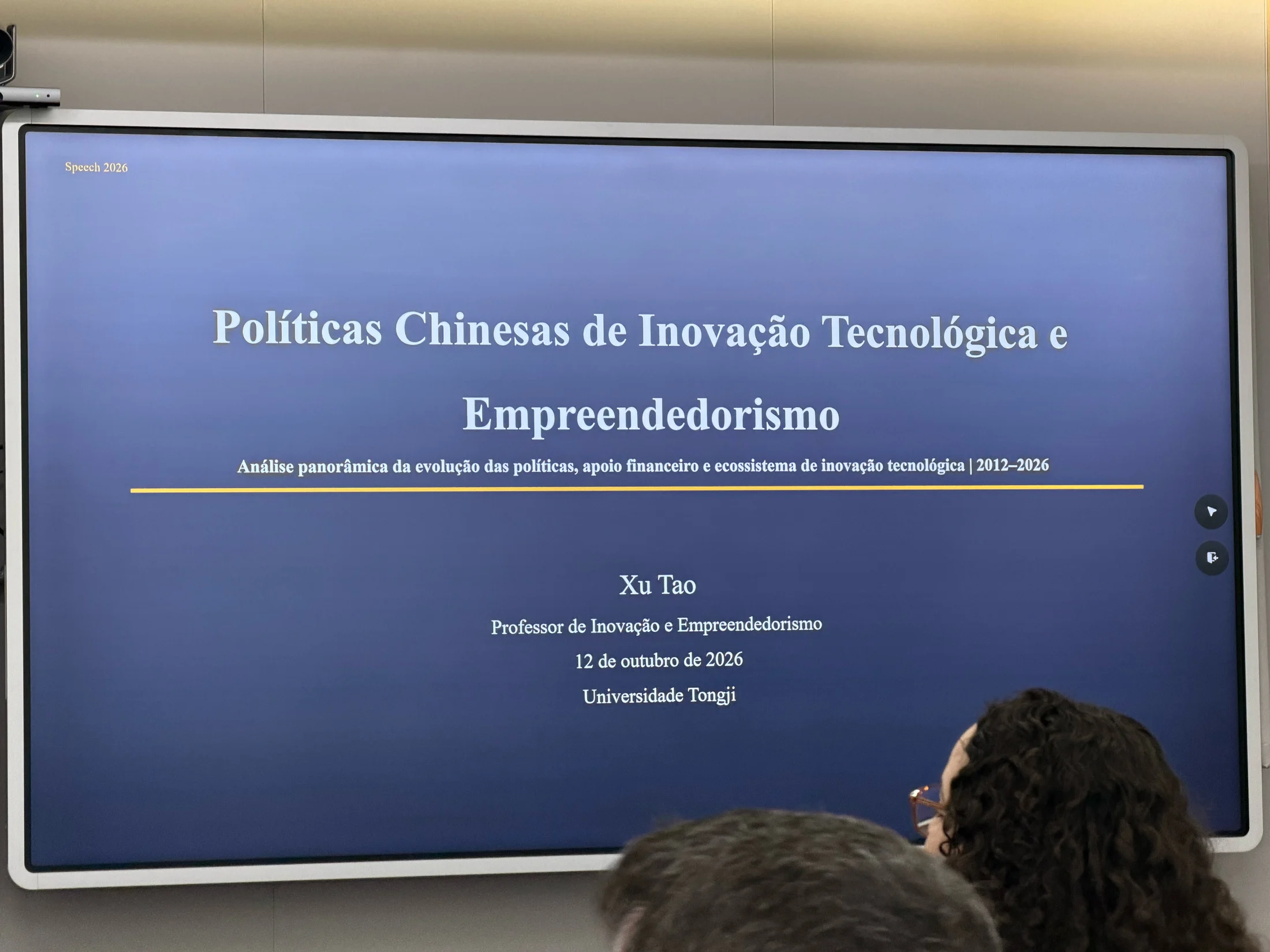 Aula sobre políticas chinesas de inovação tecnológica e empreendedorismo, apresentada por Xu Tao.