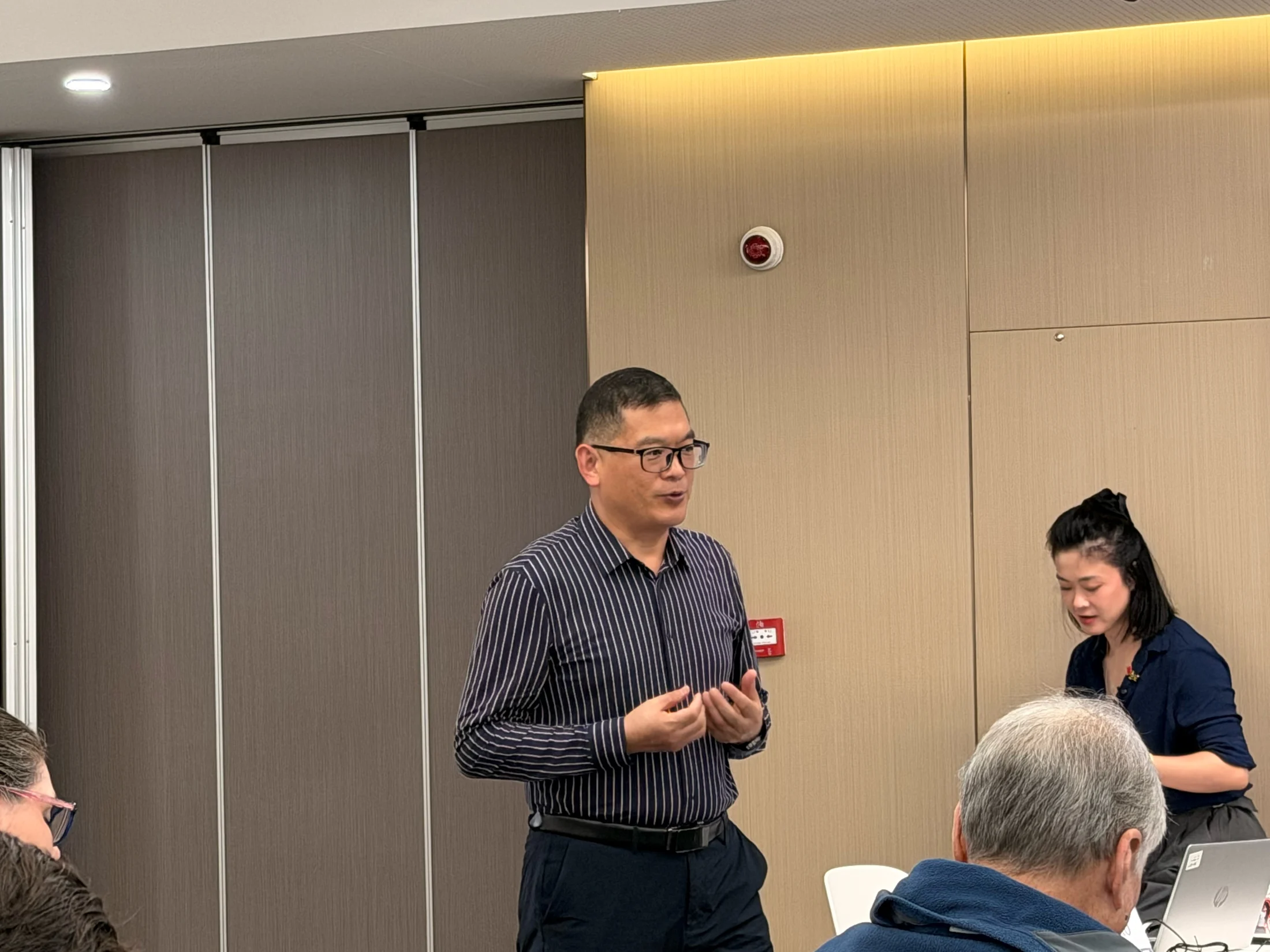 Conversa em sala sobre inovação e empreendedorismo na China.