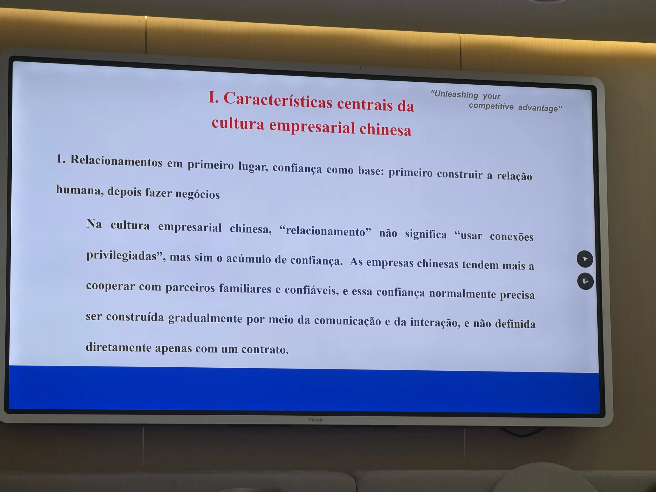 Material da aula sobre comunicação e construção gradual de confiança nas relações comerciais.