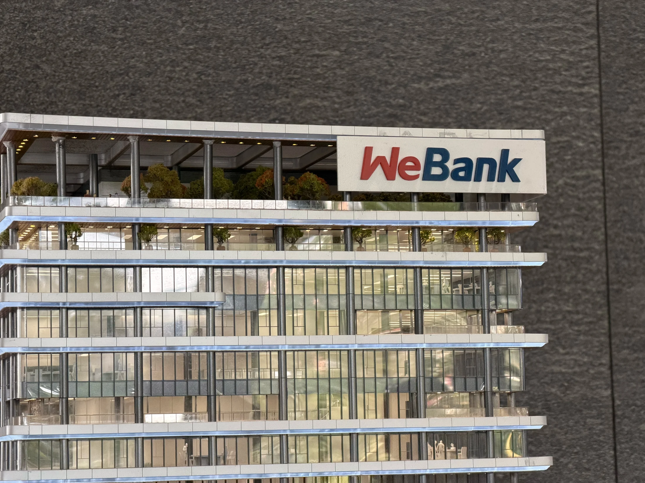Detalhe da maquete, com a marca WeBank nos pavimentos superiores.