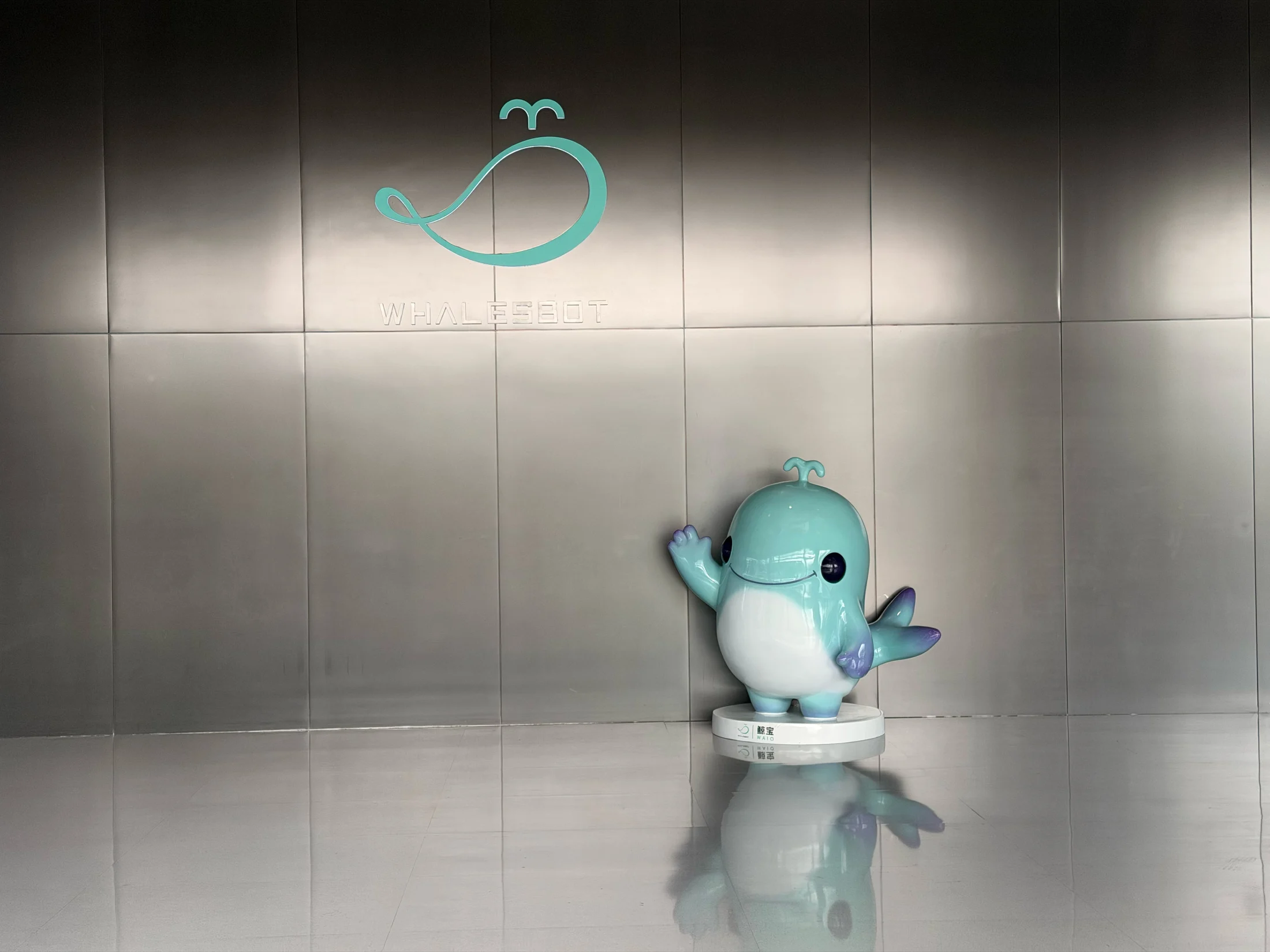Marca e mascote na entrada da WhalesBot.