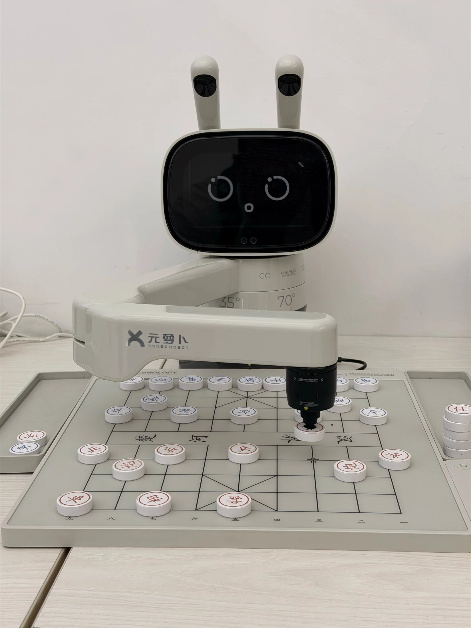 Robô SenseRobot diante de um tabuleiro no espaço visitado.