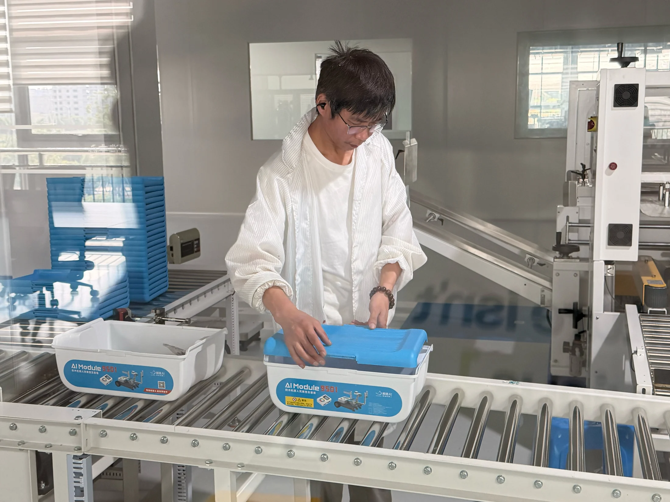 Observação de uma atividade com kits de robótica na área de produção.