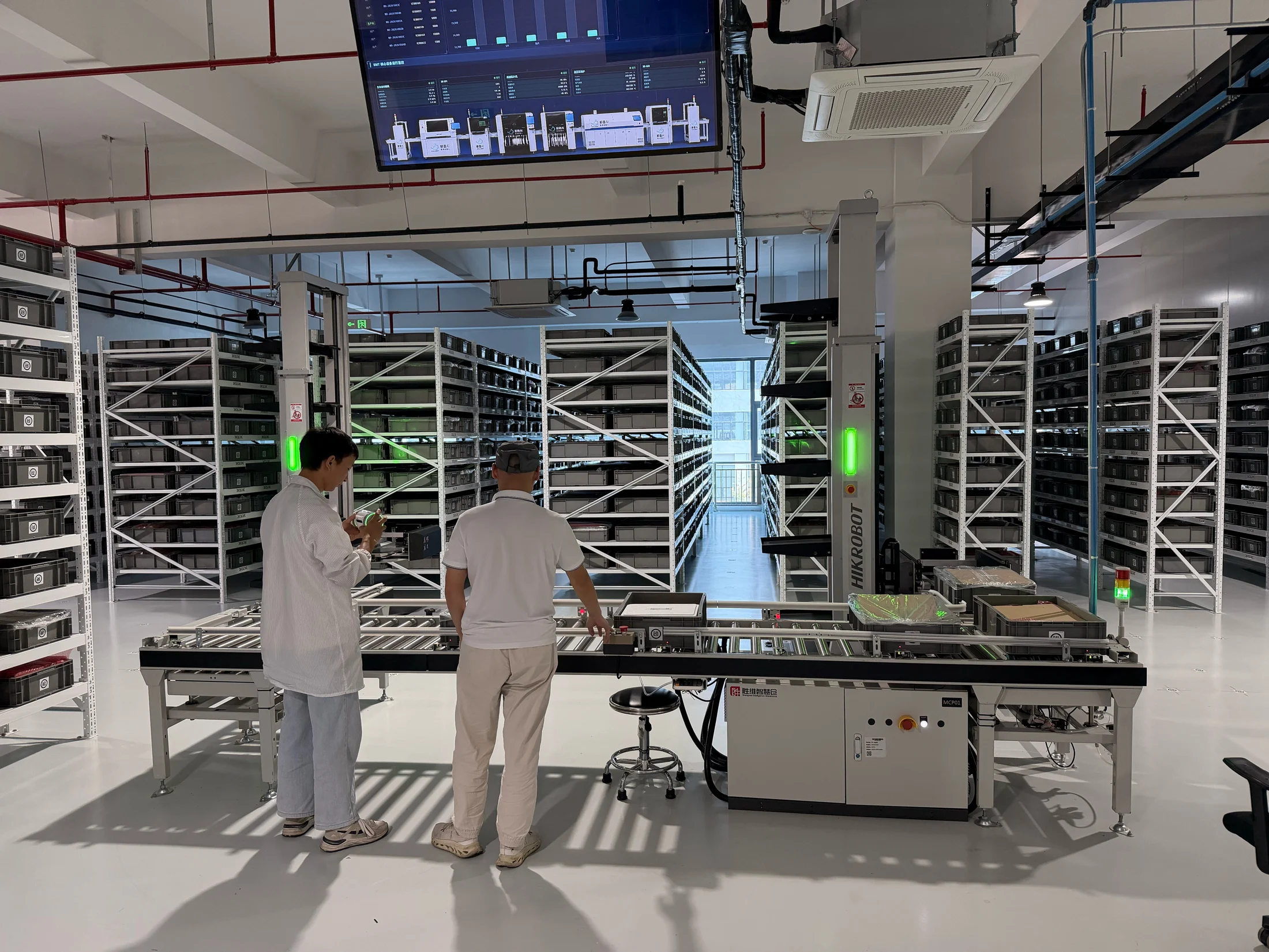 Estrutura de armazenamento e movimentação apresentada durante a visita.