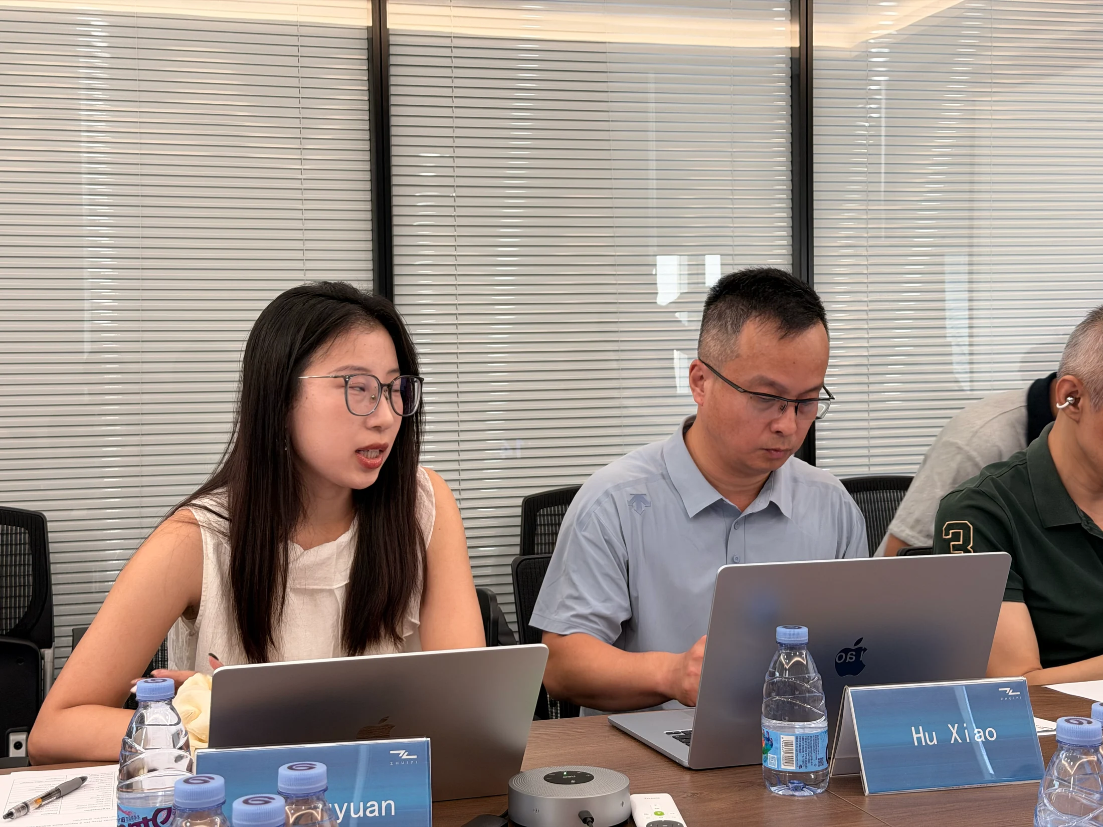 Conversa com a equipe anfitriã durante a visita à Zhuiyi Technology.