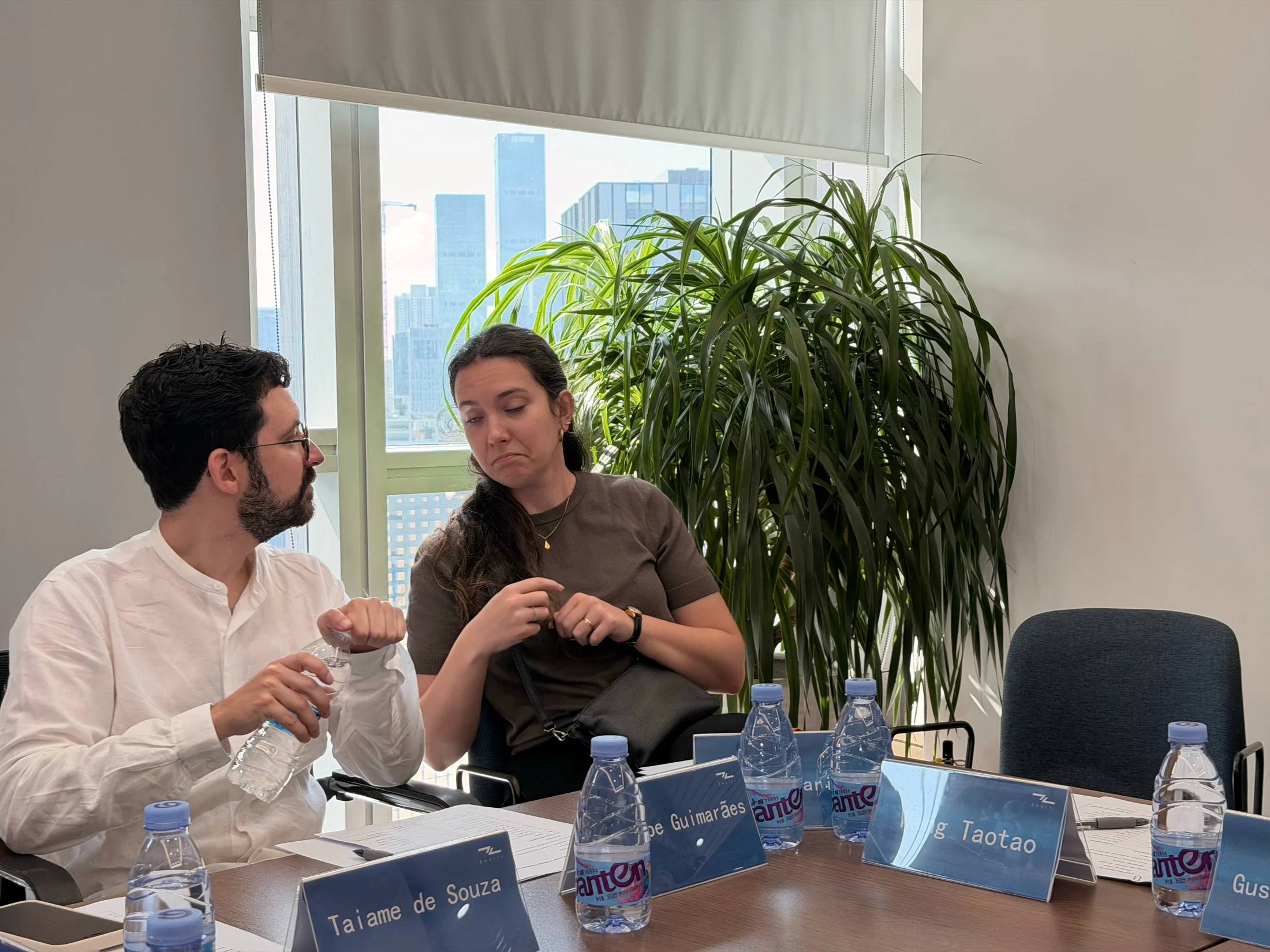 Troca entre participantes do grupo durante a reunião em Shenzhen.