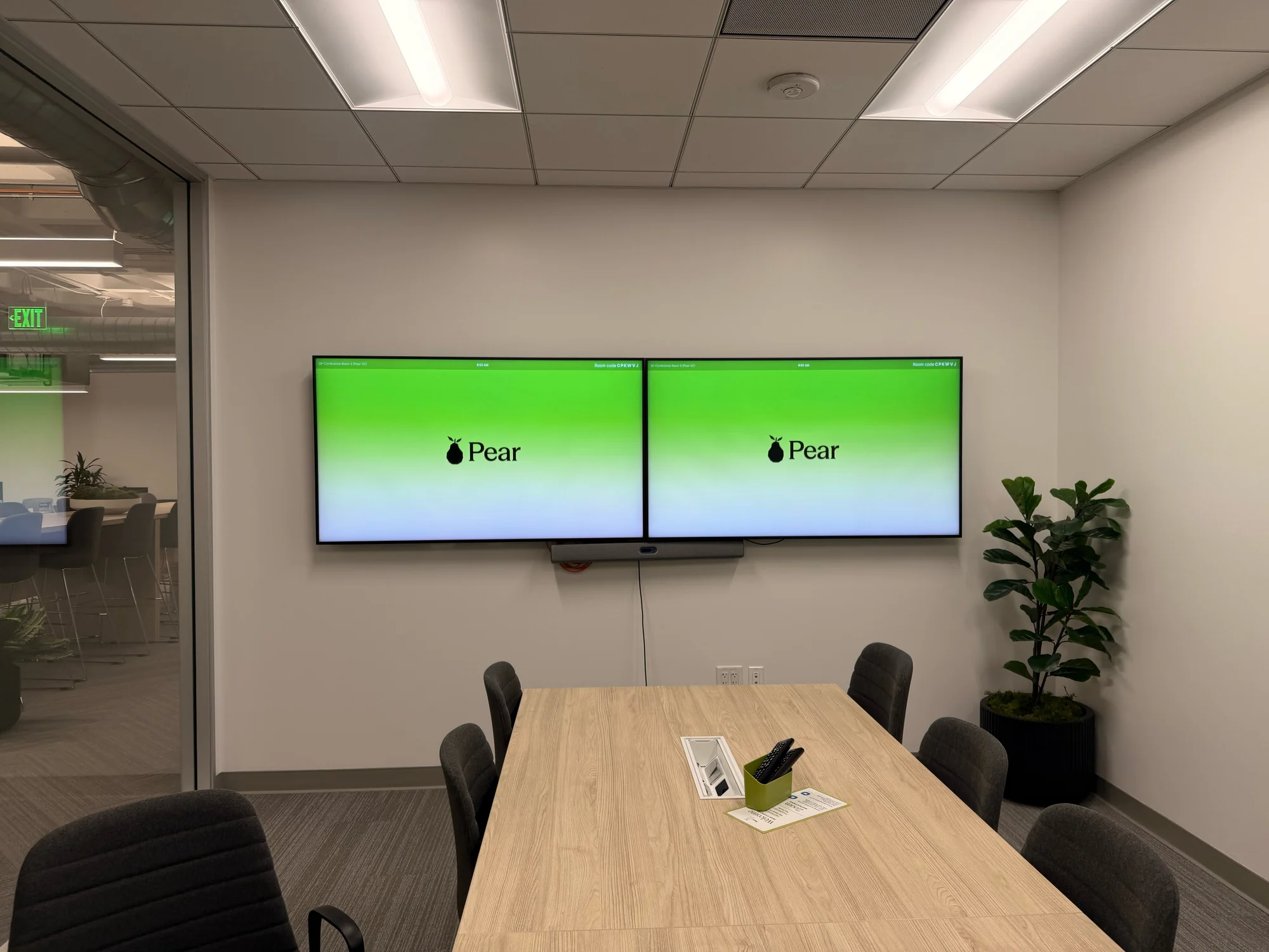Registro 10 da visita à Hexagon e ao Milo na Pear VC em Pear VC, San Francisco